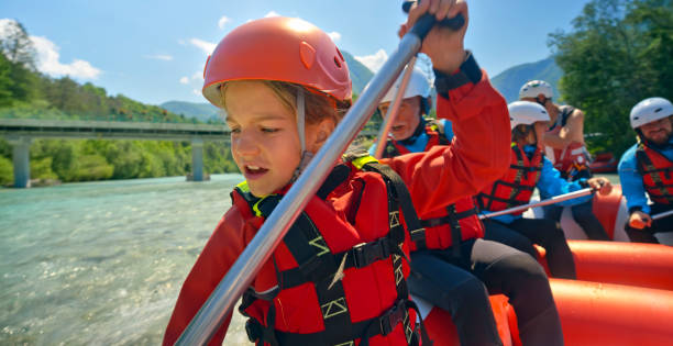 rrafters paddelt mit dem floß im fluss - sports team sport rowing teamwork rafting stock-fotos und bilder