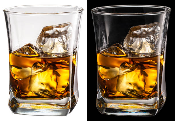 ウイスキーのボトルとウイスキーのグラス。背景に古い木製の樽。 - gin decanter whisky bottle ストックフォトと画像