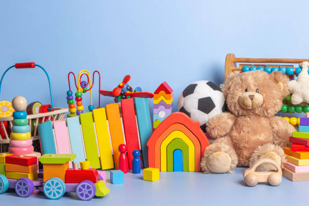 kolekcja zabawek dla dzieci izolowana na niebieskim tle. miś, drewniany, plastikowy i puszysty edukacyjny zestaw zabawek dla dzieci. widok z przodu - behavior teddy bear doll old zdjęcia i obrazy z banku zdjęć