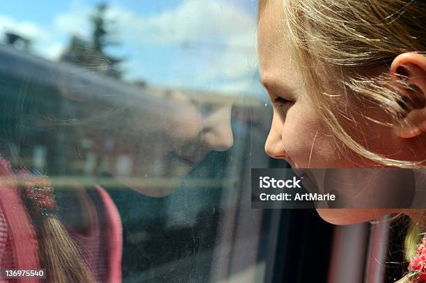 Kleines Mädchen Schaut Aus Dem Fenster Stockfoto und mehr Bilder von Eisenbahn - Eisenbahn, Fenster, Kind