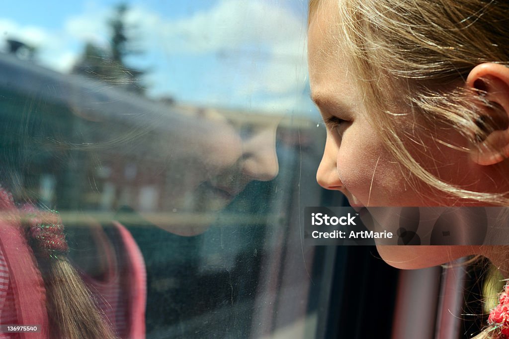 Menina olhando para a janela - Foto de stock de Criança royalty-free