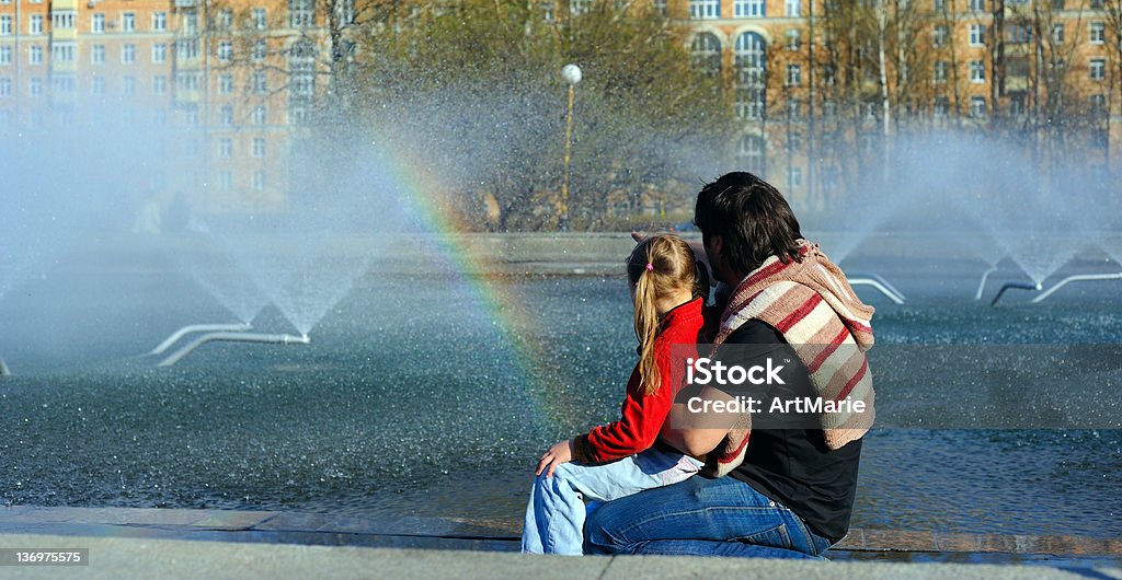 Pai e sua filha olhando para o arco-íris - Royalty-free Admirar a Vista Foto de stock