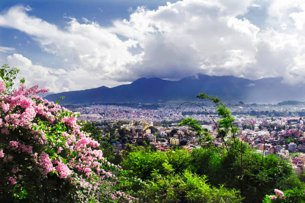 vue de la vallée de katmandou depuis le temple swayambhunath. katmandou, népal - swayambhunath photos et images de collection