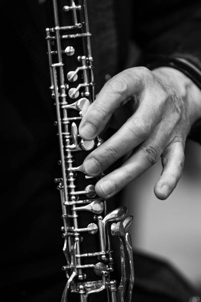 a mão de um músico tocando clarinete - oboe - fotografias e filmes do acervo