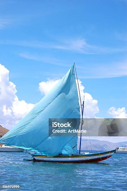 Blu Barca A Vela Sul Lago Titicaca Bolivia - Fotografie stock e altre immagini di Ambientazione esterna - Ambientazione esterna, Ambientazione tranquilla, America Latina