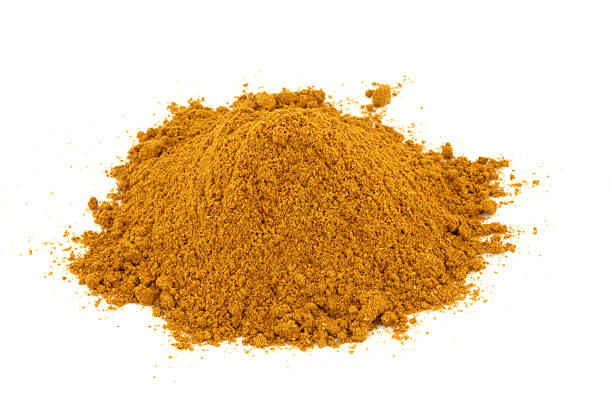 kolendra w proszku mielenie na białym - spice seasoning east curry powder zdjęcia i obrazy z banku zdjęć