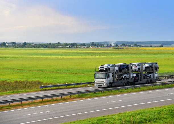 przyczepa przewoźnika samochodowego przewozi samochody na autostradzie. koncepcja transportu samochodowego i spedycji samochodowej. ciężarówka z semi-remorque. - truck semi truck car transporter vehicle trailer zdjęcia i obrazy z banku zdjęć