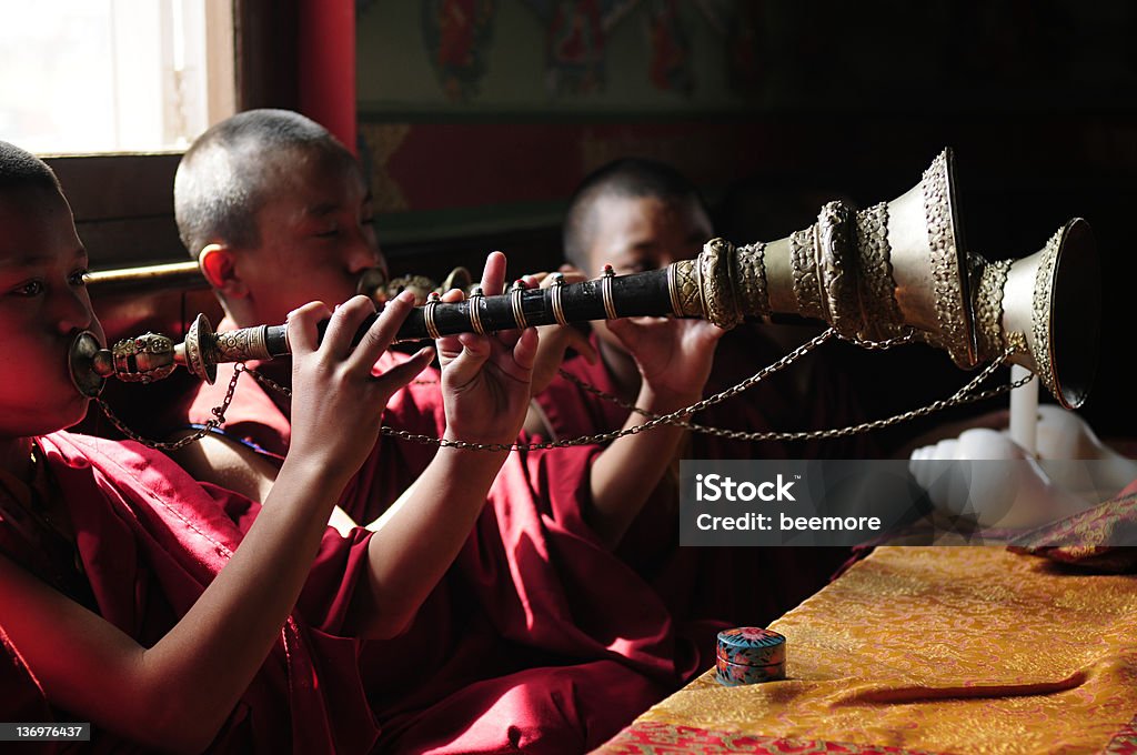 Escuela Jonangpa monje estudiantes tocando instrumentos de viento de madera - Foto de stock de Budismo libre de derechos