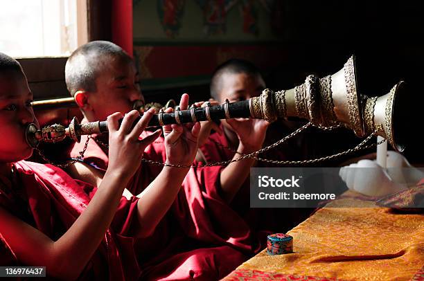 Escuela Jonangpa Monje Estudiantes Tocando Instrumentos De Viento De Madera Foto de stock y más banco de imágenes de Budismo