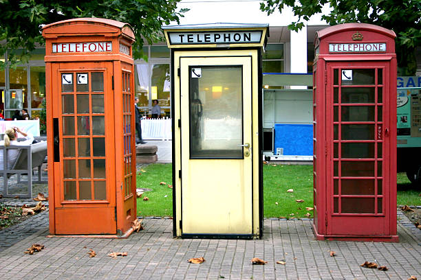 las cabinas telefónicas - telephone cabin fotografías e imágenes de stock