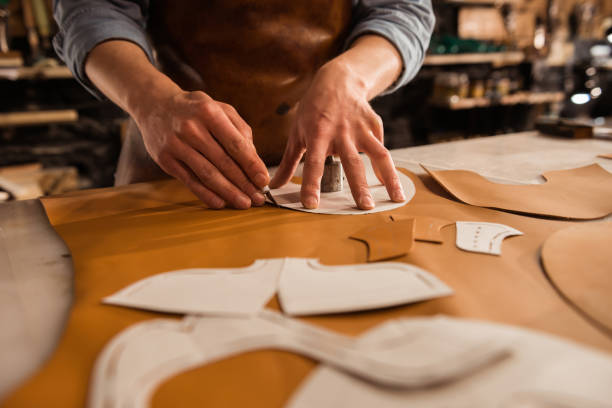 primer plano de un zapatero masculino cortando textiles de cuero - piel textil fotografías e imágenes de stock