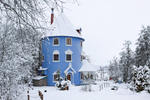 uma foto panorâmica de moominhouse em tamanho humano no parque temático moomin world - moomin world - fotografias e filmes do acervo