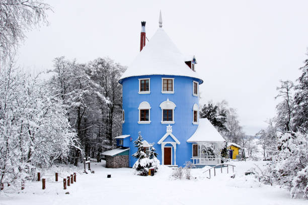 uma foto panorâmica de moominhouse em tamanho humano no parque temático moomin world durante o dia de inverno nevado em naantali, finlândia - moomin world - fotografias e filmes do acervo