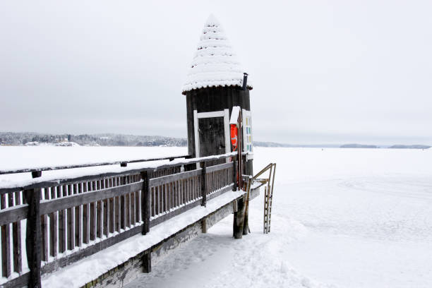 uno scatto panoramico di moominhouse a grandezza naturale nel parco a tema moomin world durante la nevosa giornata invernale a naantali, in finlandia - moomin world foto e immagini stock