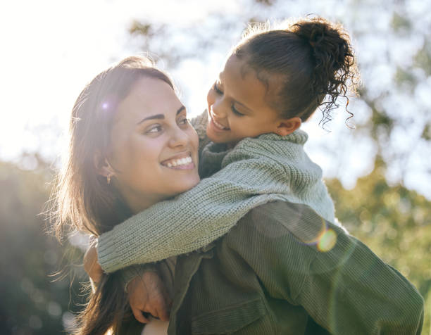 공원에서 시간을 보내는 젊은 어머니와 딸의 샷 - child women outdoors mother 뉴스 사진 이미지