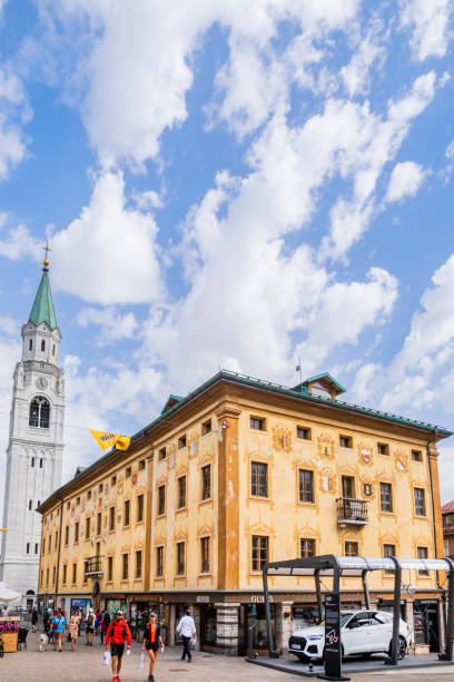 cortina d'ampezzo, corso italia (wenecja euganejska, włochy) - veneto cortina dampezzo hotel mountain zdjęcia i obrazy z banku zdjęć