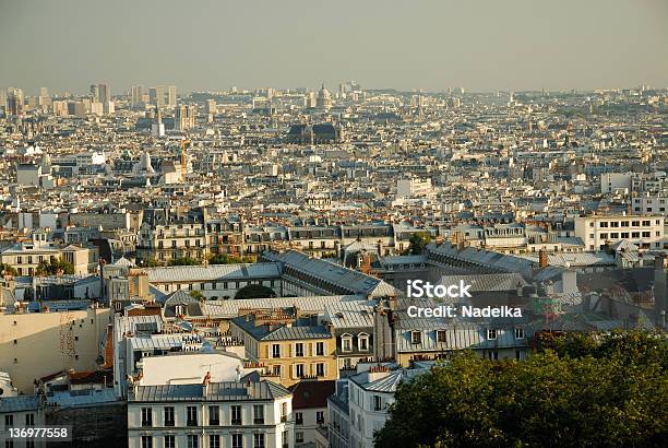 Vista De París Desde Montmartre Primer Plano Foto de stock y más banco de imágenes de Aire libre - Aire libre, Alto - Descripción física, Antiguo