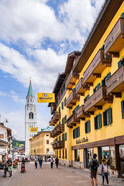 cortina d'ampezzo, corso italia (wenecja euganejska, włochy) - veneto cortina dampezzo hotel mountain zdjęcia i obrazy z banku zdjęć