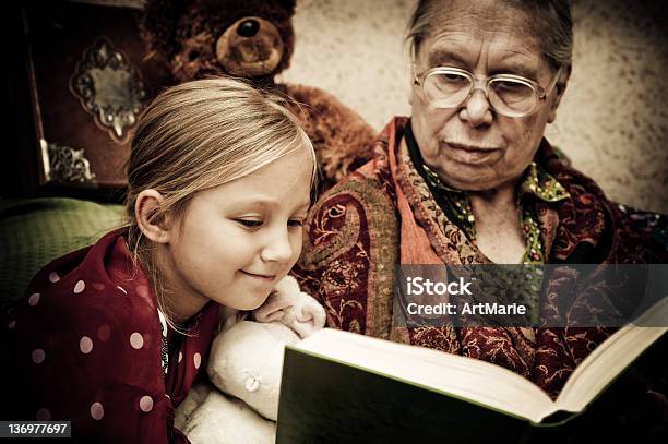 져녁 독서모드 이야기하기에 대한 스톡 사진 및 기타 이미지 - 이야기하기, 아이, 할머니