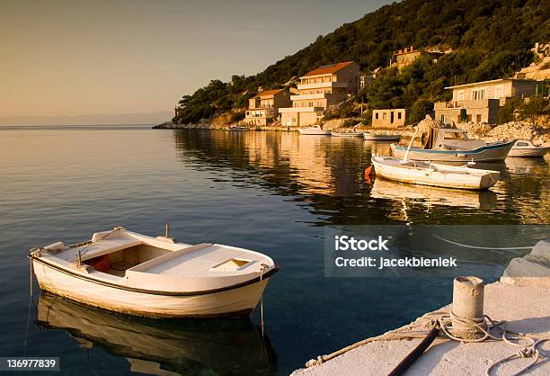 Piękny Widok Na Dock W Chorwacji - zdjęcia stockowe i więcej obrazów Bez ludzi - Bez ludzi, Chorwacja, Fotografika