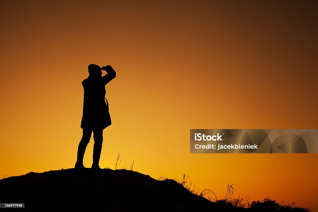 Kobieta oglądając Zachód słońca na hill - Zbiór zdjęć royalty-free (Dorosły)
