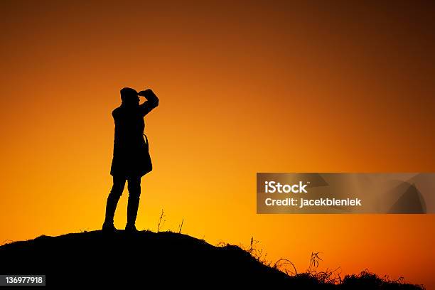 Kobieta Oglądając Zachód Słońca Na Hill - zdjęcia stockowe i więcej obrazów Dorosły - Dorosły, Fotografika, Góra