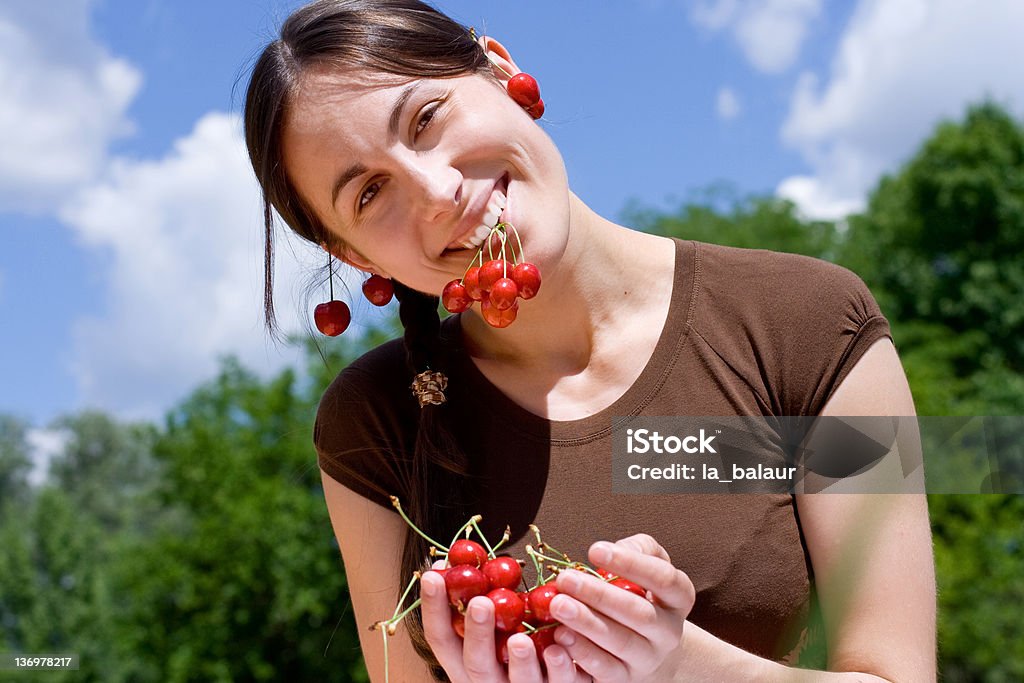 La mujer joven con un dulce cherry - Foto de stock de Adulto libre de derechos