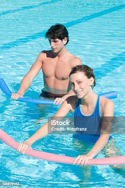 Aqua Ejercicio Con Tubo De Agua Foto de stock y más banco de imágenes de Aeróbic acuático - Aeróbic acuático, 20 a 29 años, Actividad