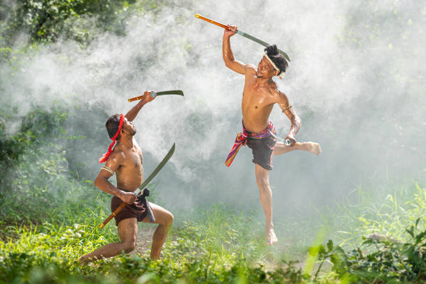 mężczyzna tańczący tajski miecz. starożytny wojownik żołnierza tajlandii. - battle dress zdjęcia i obrazy z banku zdjęć