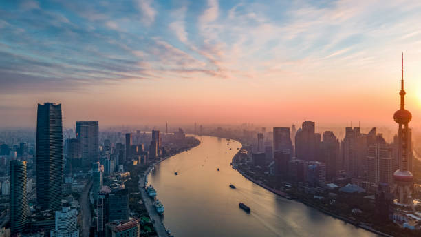 航拍上海外灘與浦東新區陸家嘴 - rio huangpu imagens e fotografias de stock