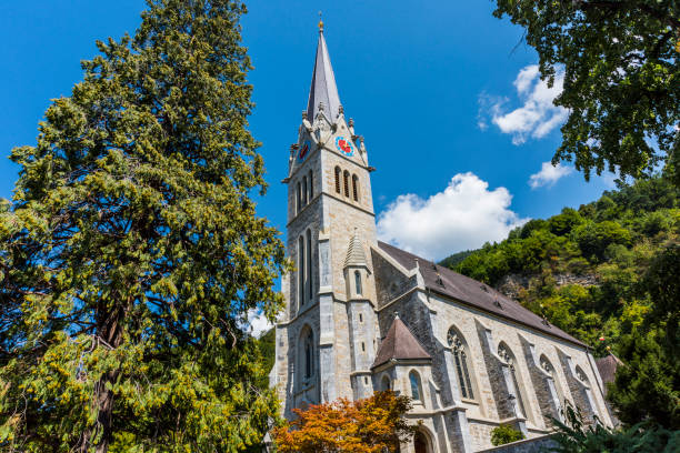 ファドゥーツの聖聖フロリアンの大聖堂。リヒテンシュタイン公国 - liechtenstein ストックフォトと画像