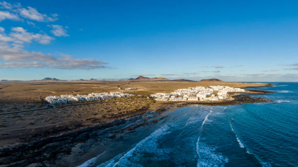 caleta de famara dorf in der wüste el jable, spanien - famara stock-fotos und bilder