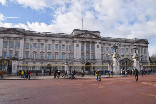 buckingham palace exterior, londres, royaume-uni - whitehall street downing street city of westminster uk photos et images de collection