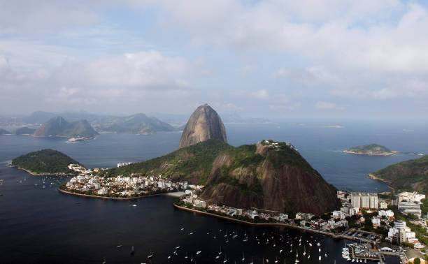 vue aérienne du pain de sucre montain en - rio de janeiro brazil sugarloaf mountain marina photos et images de collection