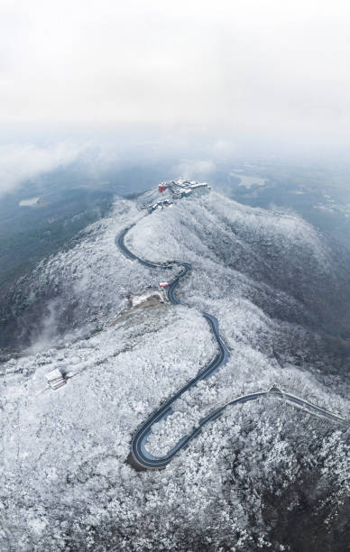 photographie aérienne de la région pittoresque de la montagne jurongmao à zhenjiang, province du jiangsu couverte de neige abondante - zhenjiang photos et images de collection