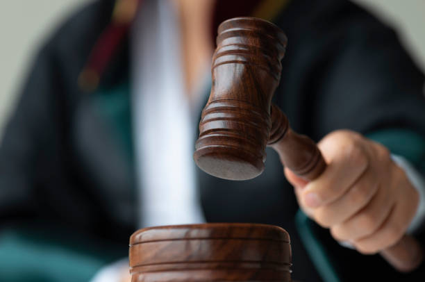 jueza femenina sosteniendo gavel - courthouse fotografías e imágenes de stock