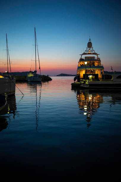 barcos iluminados ao anoitecer na vila grega de naousa, ilha paros, cíclades - sea aegean sea night illuminated - fotografias e filmes do acervo