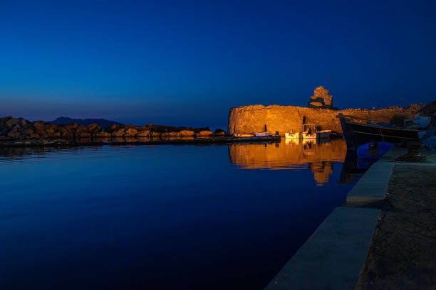 la pequeña fortaleza en el pueblo de las islas griegas de naousa, isla de paros, cícladas, iluminada en la hora azul - scenics multi colored greece blue fotografías e imágenes de stock