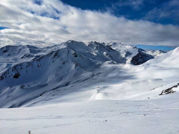 скитур в давосе. горнолыжный альпинизм на чорбшхорне с перевала стрела. зимний пейзаж в горах граубюнден - skitour стоковые фото и изображения