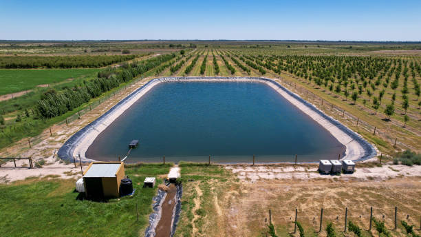 vista aérea de un tanque de agua (piscina) para riego en la agricultura. - water retention fotografías e imágenes de stock