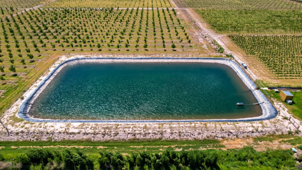 vista aérea de un tanque de agua (piscina) para riego en la agricultura. - water retention fotografías e imágenes de stock