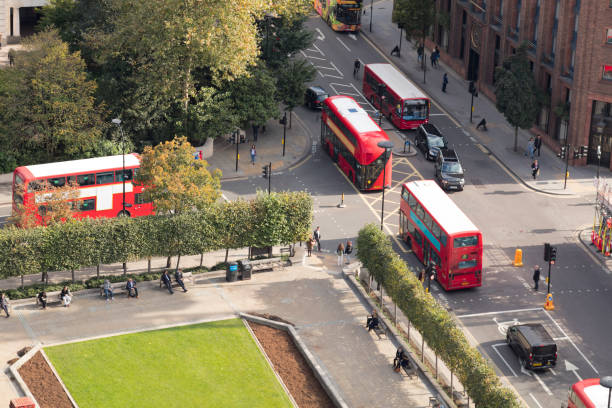 scène de rue à londres, aerial view, royaume-uni - london england urban scene city life bus photos et images de collection