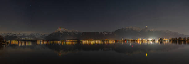 панорама озера тун с нисеном - lake thun switzerland night lake стоковые фото и изображения