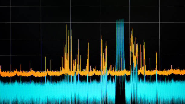 측정된 디지털 신호의 전기 파형. 출력 신호의 오실로그램. 고주파 전류의 무선 측정. - oscillogram 뉴스 사진 이미지