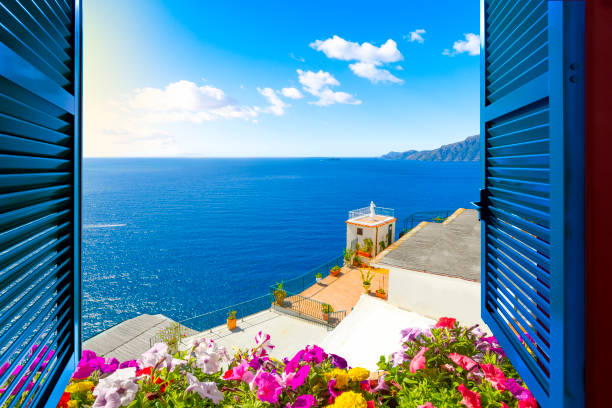 malerischer blick mit offenen fenstern auf das mittelmeer von einem luxuriösen resortzimmer entlang der amalfiküste in der nähe von sorrent, italien - villa stock-fotos und bilder