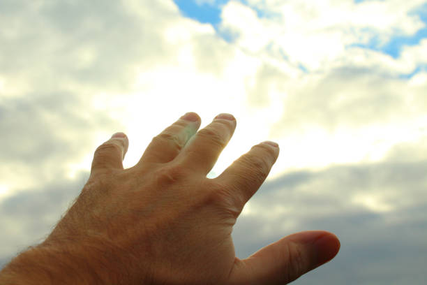 main masculine tendue vers le ciel. gros plan. arrière-plan. - god human hand magic men photos et images de collection