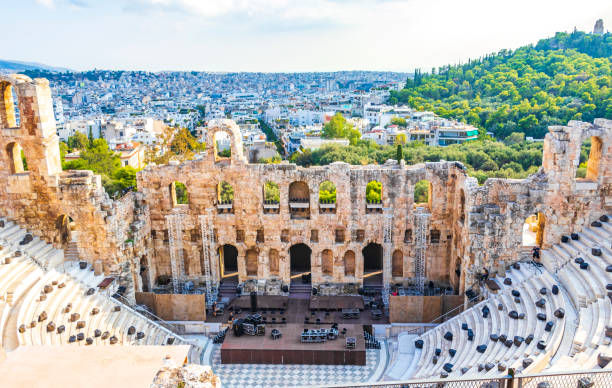 афинский акрополь одеон герода аттика амфитеатр разрушает грецию. - herodes atticus стоковые фото и изображения