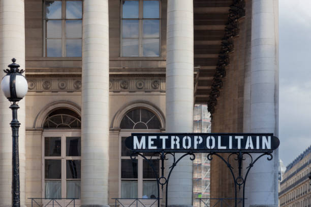 メトロポリタンは、後ろにユーロネクストパリと交換地下鉄駅の外に署名します。 - metropolitain ストックフォトと画像