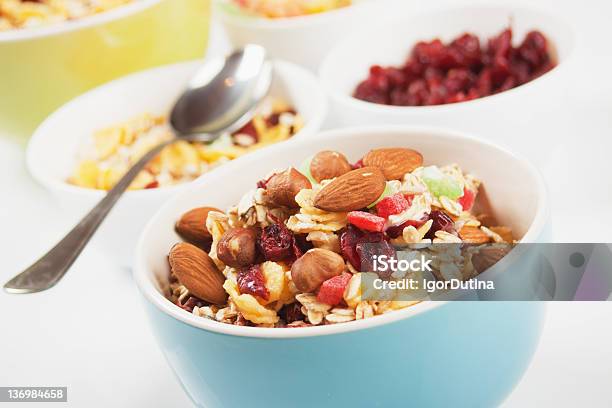 Cereali Ai Cereali Con Frutta Secca - Fotografie stock e altre immagini di Alimentazione sana - Alimentazione sana, Alimenti secchi, Cereale