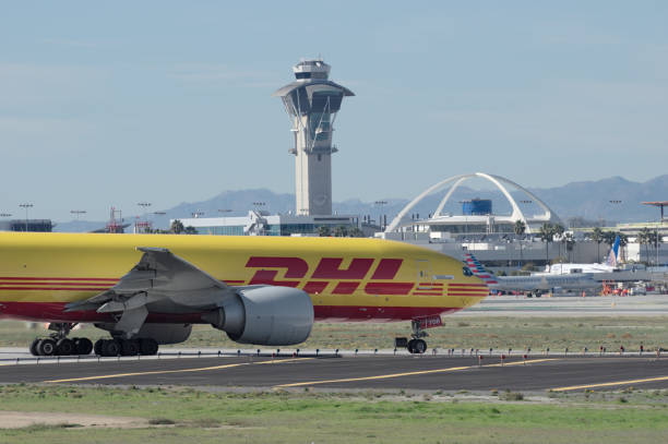 dhl ボーイング 767-300 アット lax - dhl airplane freight transportation boeing ストックフォトと画像